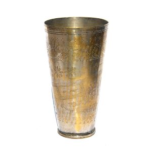 verre ancien à lassi en métal. Origine : Inde.