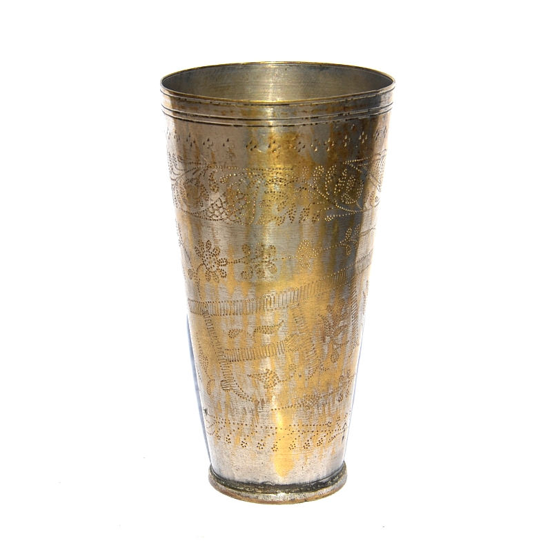 verre ancien à lassi en métal. Origine : Inde.