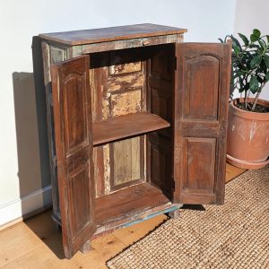 Petite armoire de l'Inde aux portes anciennes.