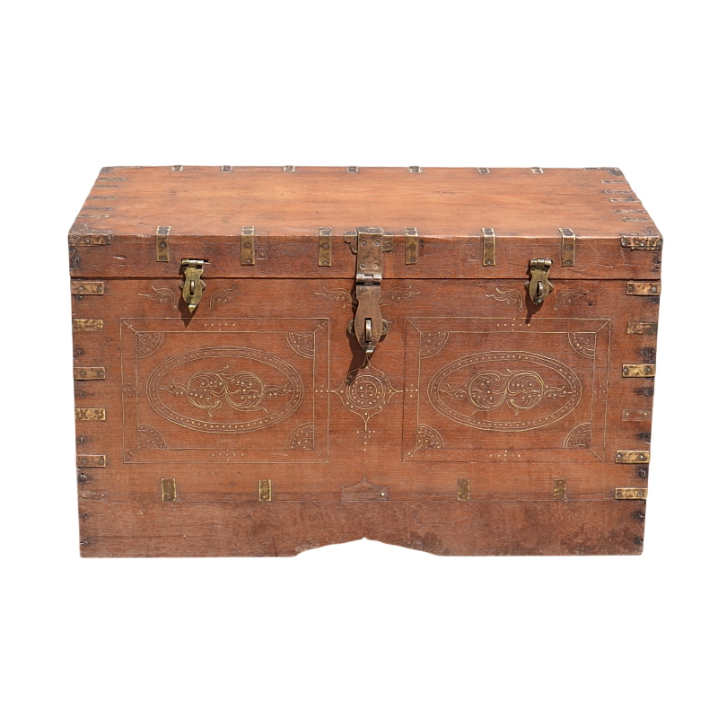 Coffre de mariage ancien, en bois de teck,. Origine : Birmanie.