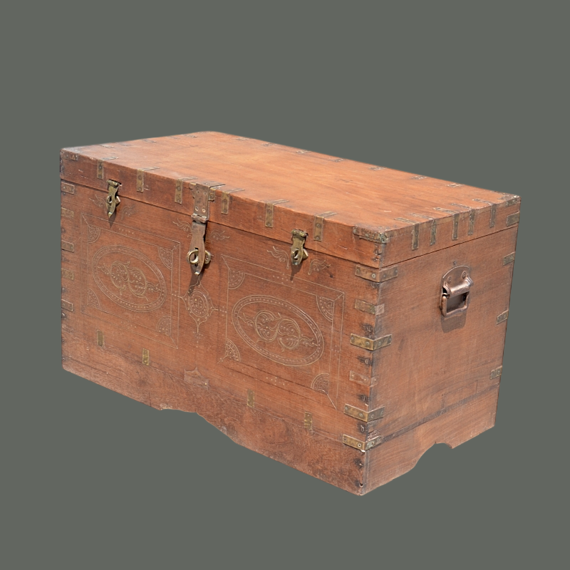 Coffre de mariage ancien, en bois de teck,. Origine : Birmanie.