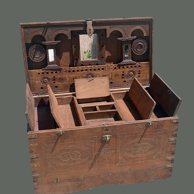 Coffre de mariage ancien, en bois de teck,. Origine : Birmanie.