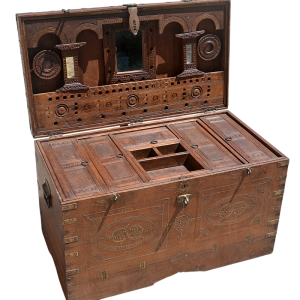 Coffre de mariage ancien, en bois de teck,. Origine : Birmanie.
