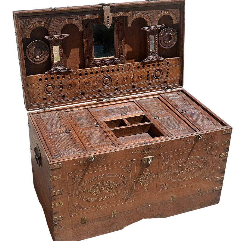 Coffre de mariage ancien, en bois de teck,. Origine : Birmanie.
