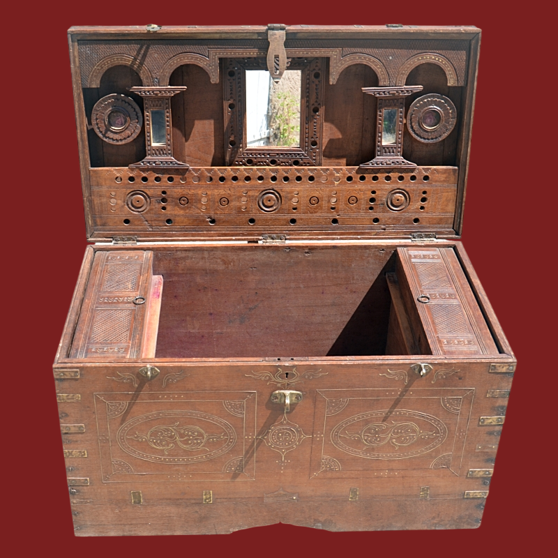 Coffre de mariage ancien, en bois de teck,. Origine : Birmanie.