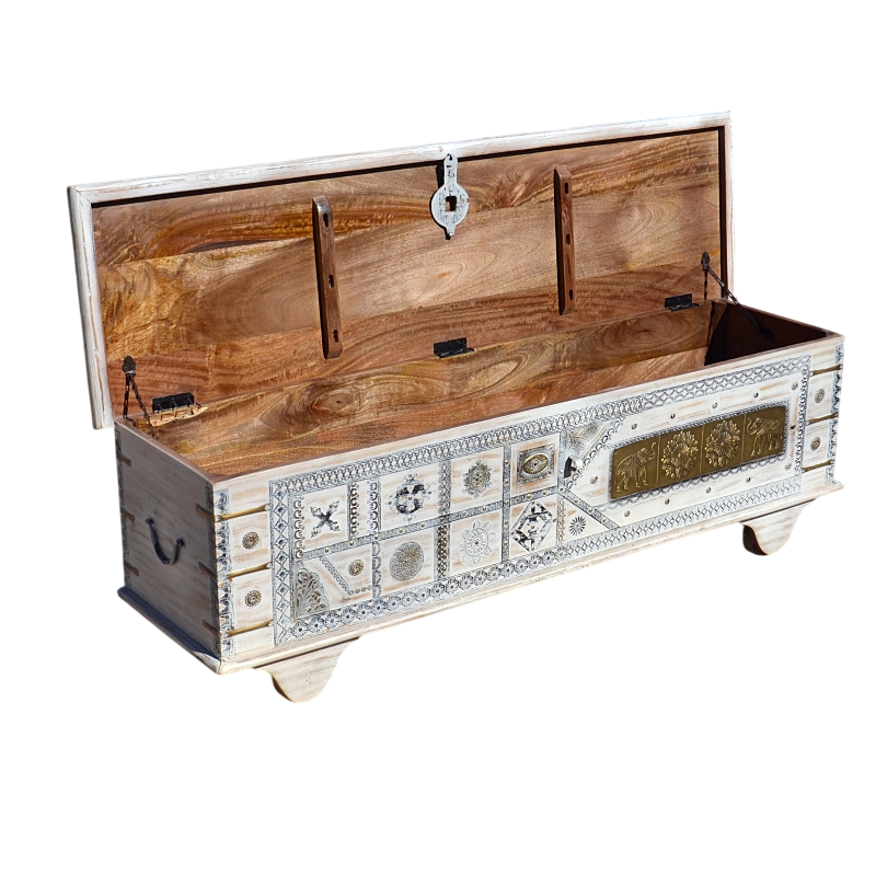 Coffre en bois et déco laiton 146 cm – Image 2