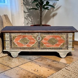 Coffre du Rajasthan dans un décor cosy