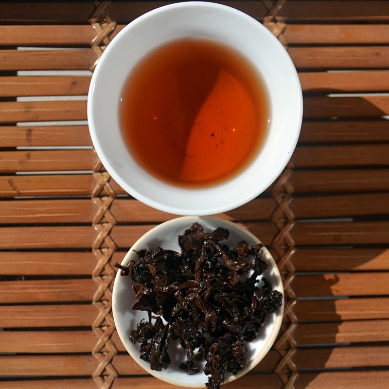 Tasse et feuilles de thé Ruby oolong bio de Thaïlande