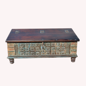 Coffre - table basse bois et métal, origine : Inde.