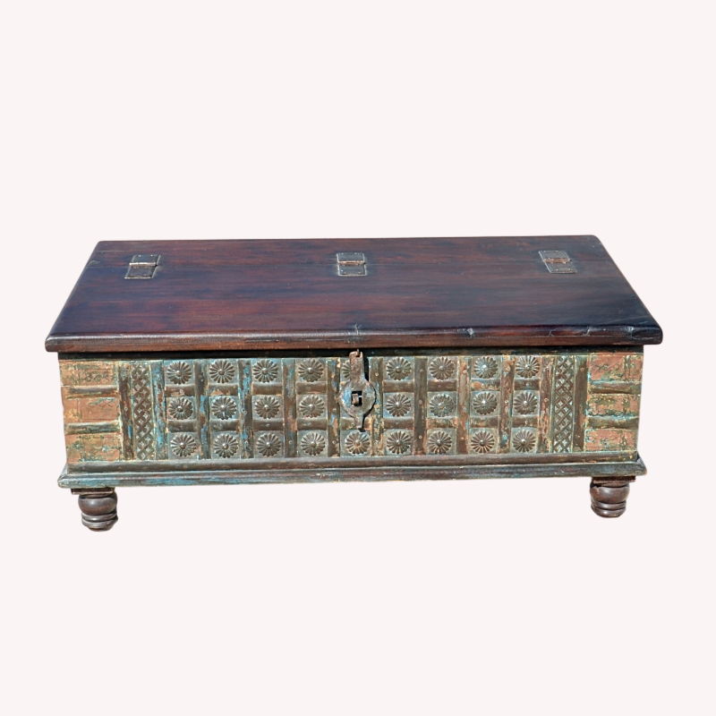 Coffre - table basse bois et métal, origine : Inde.