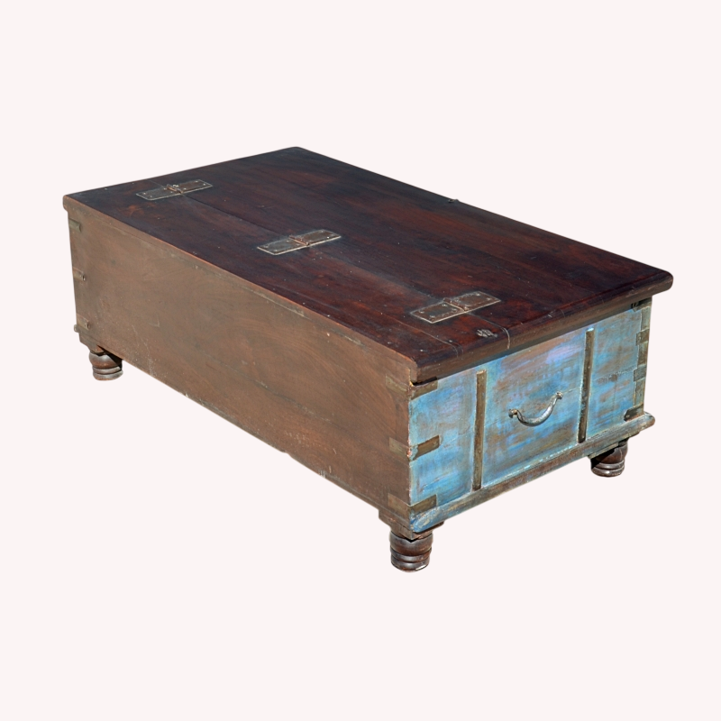 Coffre - table basse bois et métal, origine : Inde.