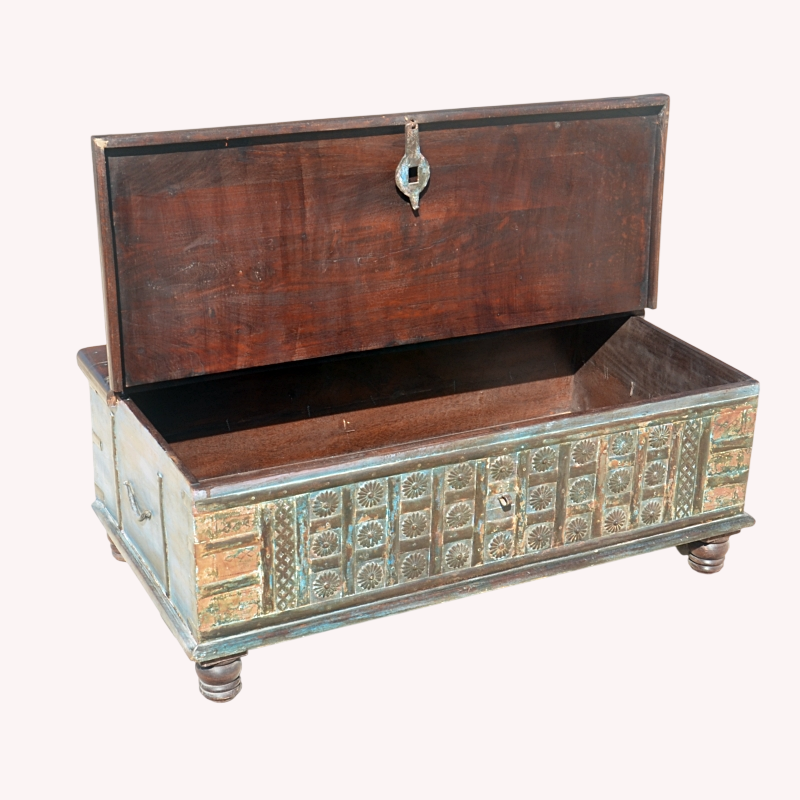 Coffre - table basse bois et métal, origine : Inde.